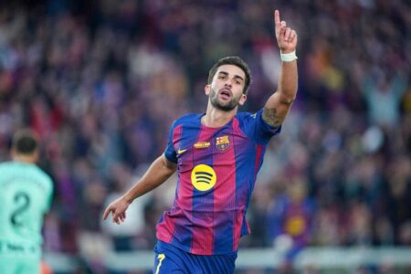 فيران توريس يحتفل بتسجيله هدفًا لبرشلونة ضد راسينغ في كأس ملك إسبانيا