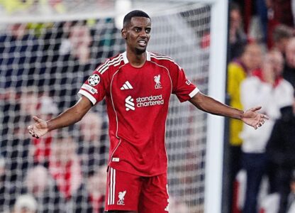 المهاجم السويدي ألكسندر إيزاك بقميص نادي ليفربول