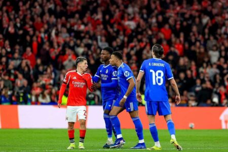 شعار نادي بنفيكا على خلفية ملعب النور، يرمز إلى بيان النادي القوي.