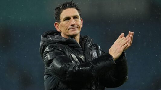 مدرب برينتفورد كيث أندروز يوجه لاعبيه من على خط التماس خلال مباراة في كأس الاتحاد الإنجليزي.