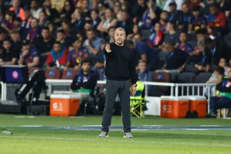 هانسي فليك، مدرب برشلونة، يبدو قلقًا على خط التماس خلال إحدى مباريات الدوري الإسباني.