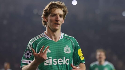 فرحة لاعبي نيوكاسل بعد تسجيل هدف في شباك كاراباخ خلال مباراة دوري أبطال أوروبا