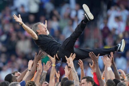 شعار نادي باريس سان جيرمان الرسمي على خلفية ملعب مضاء في دوري أبطال أوروبا