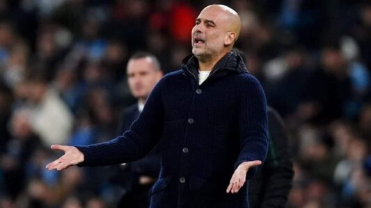 بيب جوارديولا، مدرب مانشستر سيتي، يوجه لاعبيه خلال مباراة في الدوري الإنجليزي الممتاز.