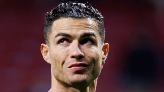 طائرة كريستيانو رونالدو الخاصة باللون الأسود تقف على مدرج المطار