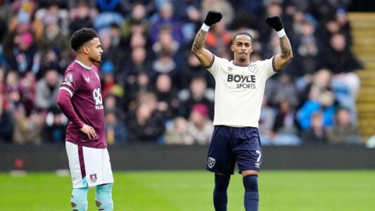 كريسينسيو سومرفيل يحتفل بهدفه الحاسم لوست هام ضد فولهام في الدوري الإنجليزي