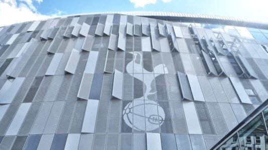 المدرب إيغور تودور يبدو قلقًا على خط التماس خلال مباراة توتنهام