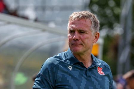 مدرب ريكسهام فيل باركنسون يتحدث بحماس قبل مباراة تشيلسي في كأس الاتحاد الإنجليزي