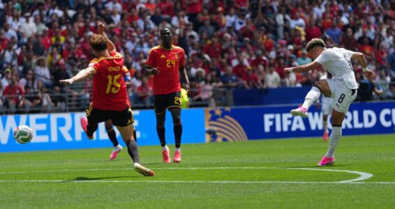 روميلو لوكاكو مهاجم منتخب بلجيكا في مواجهة دفاع منتخب إيران خلال مباراة كأس العالم