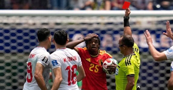 لاعبو منتخب بلجيكا يظهرون خيبة الأمل بعد نتيجة مباراة بلجيكا وإيران في كأس العالم