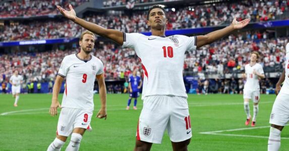 شعار كأس العالم 2026 الرسمي مع صور الملاعب المستضيفة في الخلفية